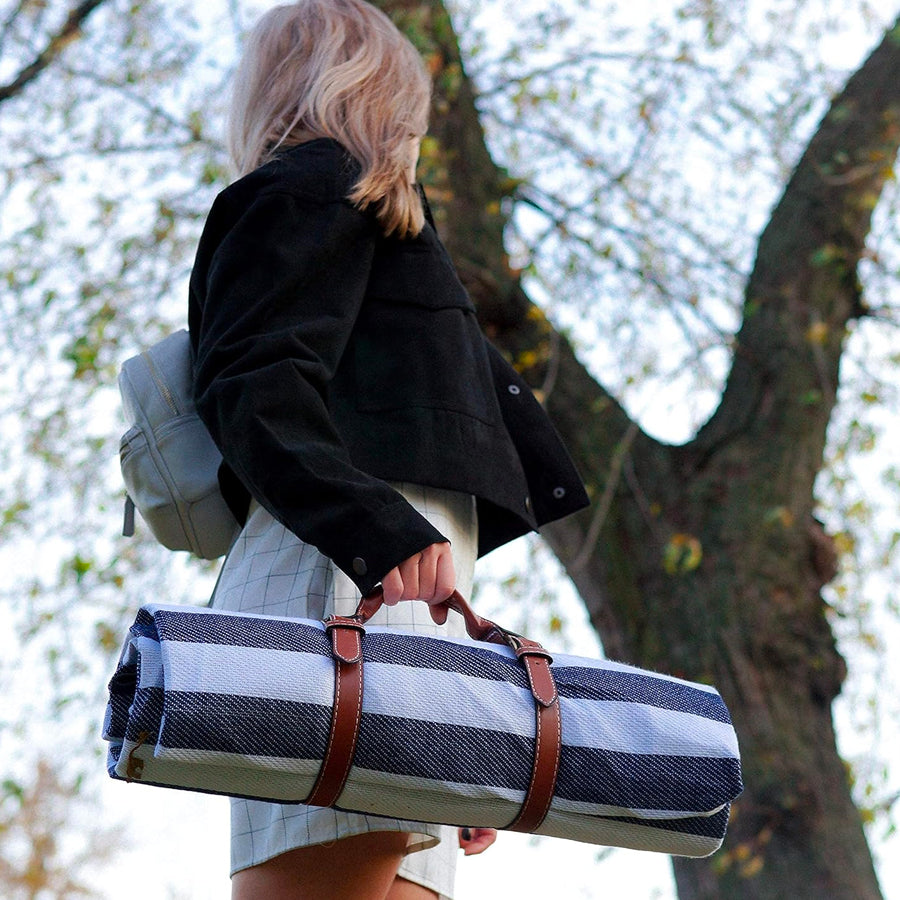 ROLL UP PICNIC BLANKET (BLUE-WHITE)