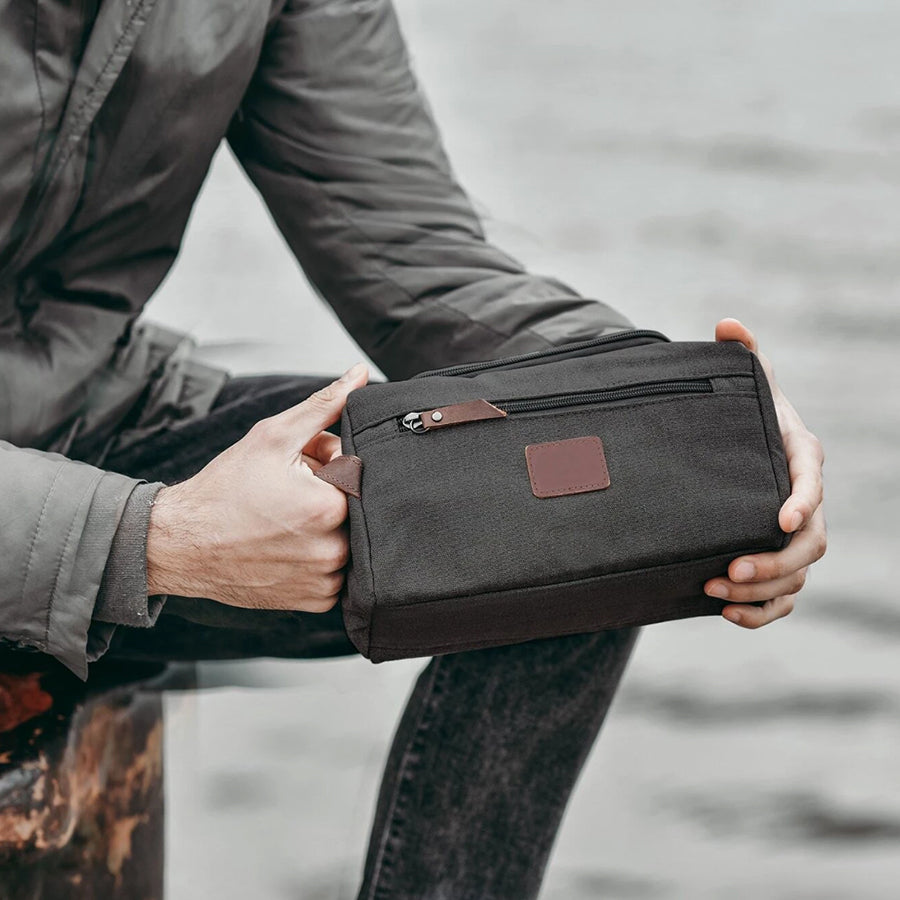 OLD BARN CANVAS TOILETRY BAG