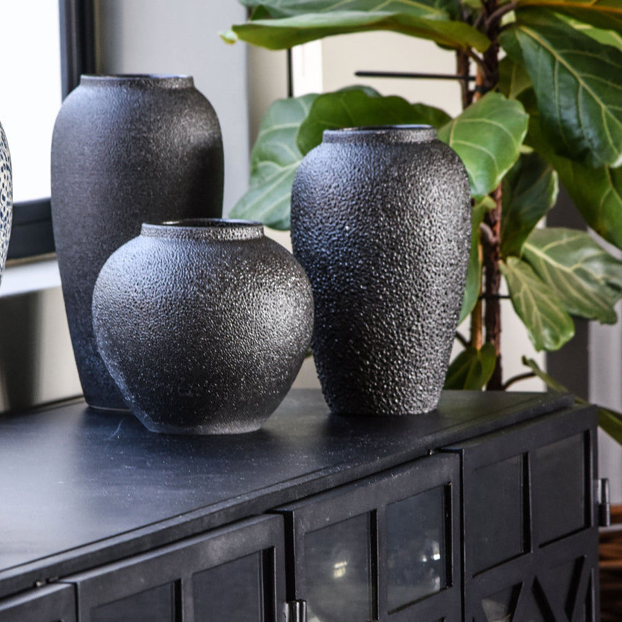 CERAMIC BLACK VASE (MEDIUM)