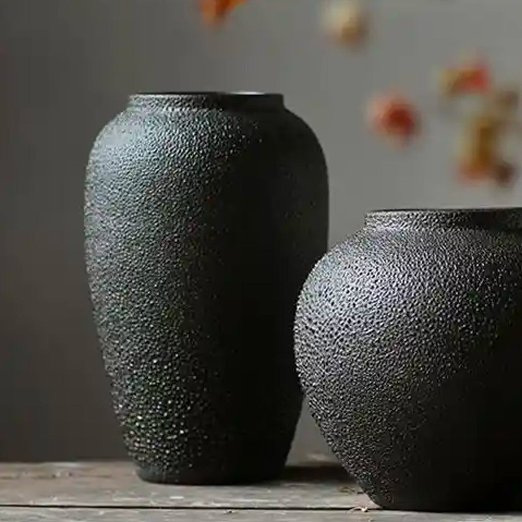 CERAMIC BLACK VASE (MEDIUM)