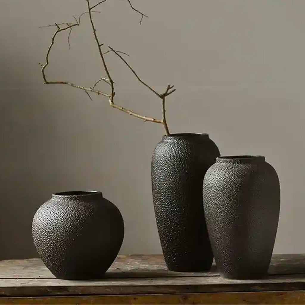 CERAMIC BLACK VASE (MEDIUM)