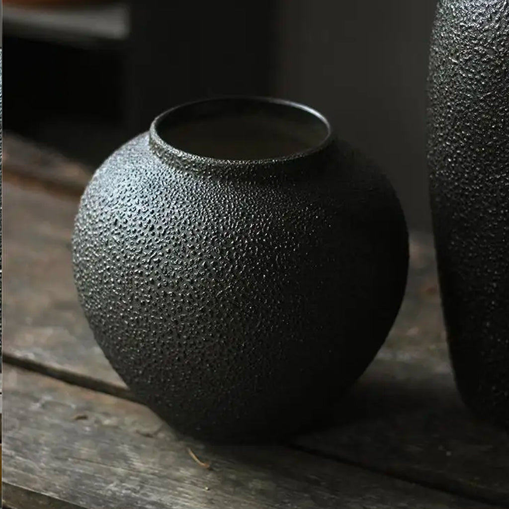 CERAMIC BLACK VASE (SMALL)